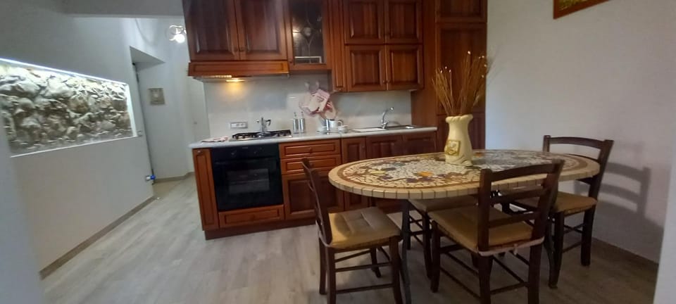 Kitchen or kitchenette, Dining area, stove