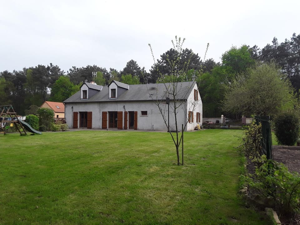 Property building, Facade/entrance, Natural landscape, Garden, Garden view