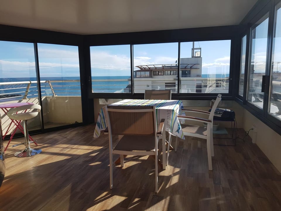 appartement 58 m 2 en 1 ere ligne ,vue mer panoramique ,2 terrasses dont une couverte résidence le Sunset Apartment in Agde