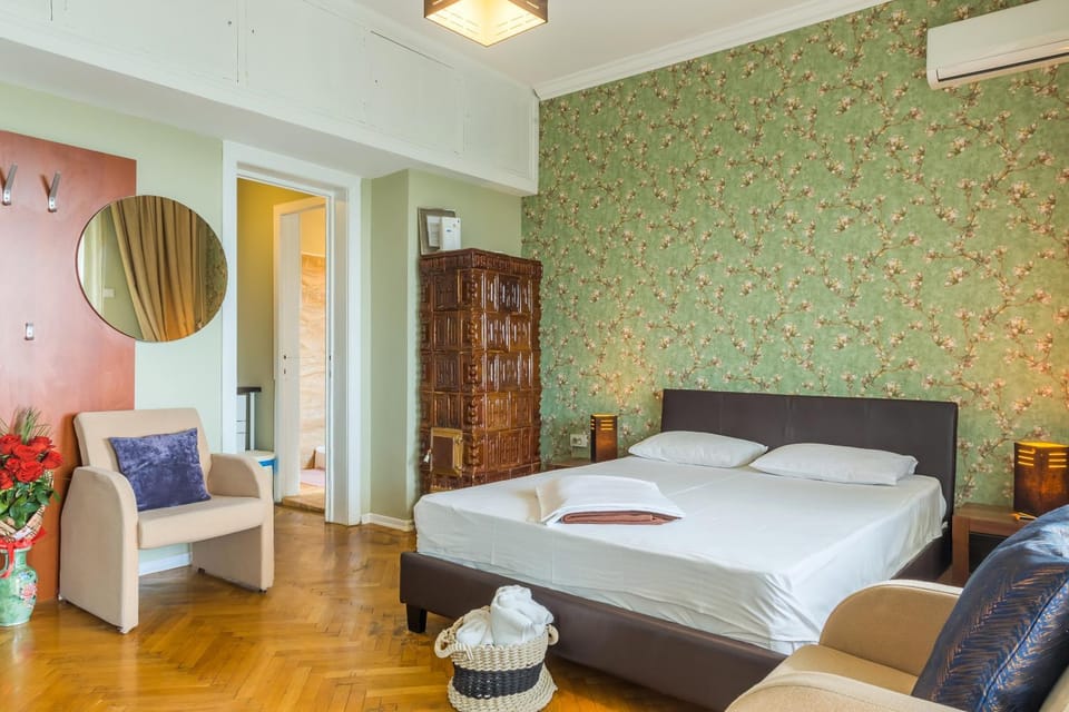 Property building, Bed, Decorative detail, Decorative detail, Bedroom