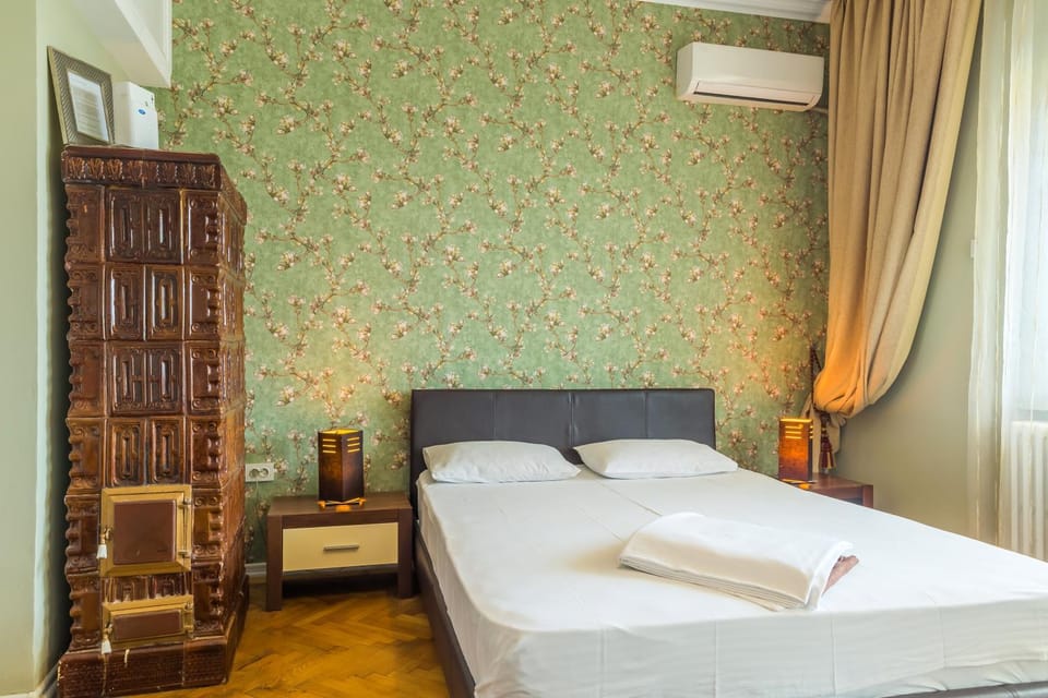 Property building, Bed, Decorative detail, Decorative detail, Bedroom