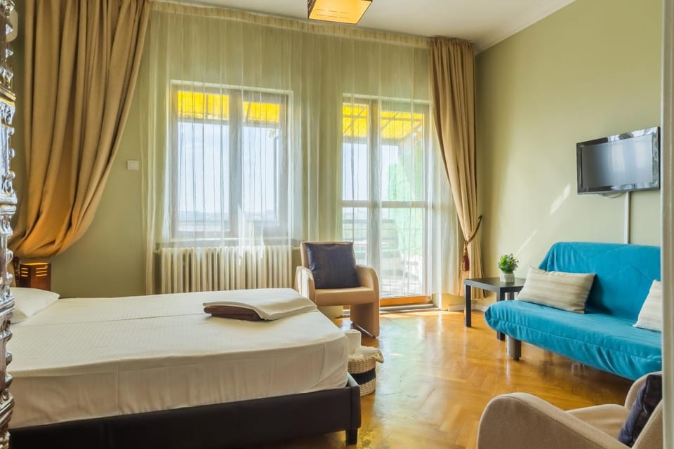 Property building, Bed, TV and multimedia, Bedroom