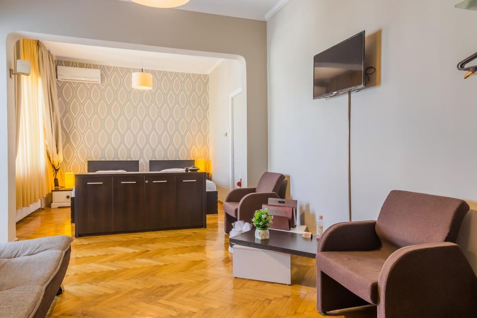 Property building, Bed, Bedroom