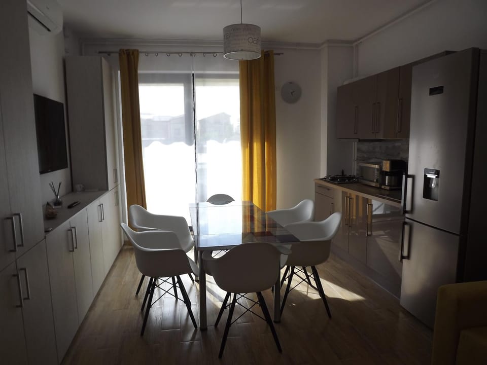 Spring, Day, Decorative detail, Dining area, On site, Quiet street view