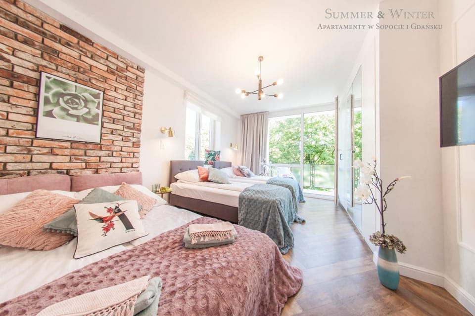 SummerWinter - Luxury Pure Old Town Trees View Apartment, 2 Bedrooms Apartment in Gdansk