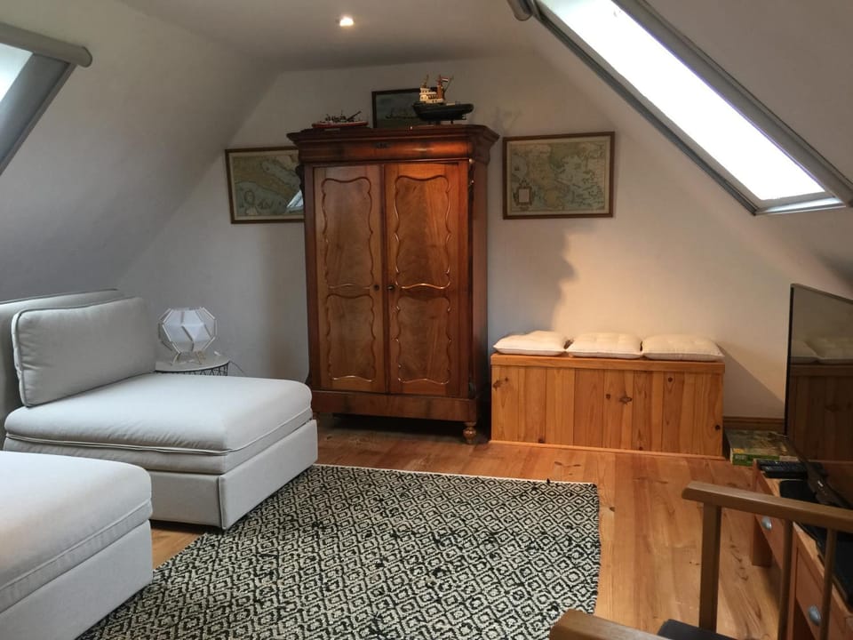 Communal lounge/ TV room, Bed, TV and multimedia