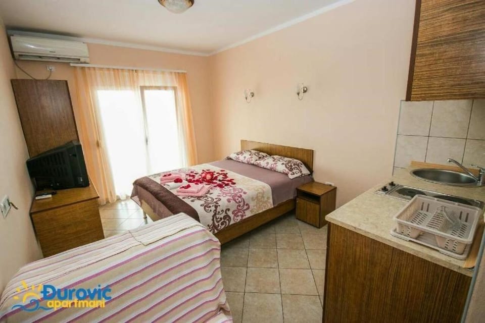 Bed, TV and multimedia, Photo of the whole room, Bedroom, air conditioner