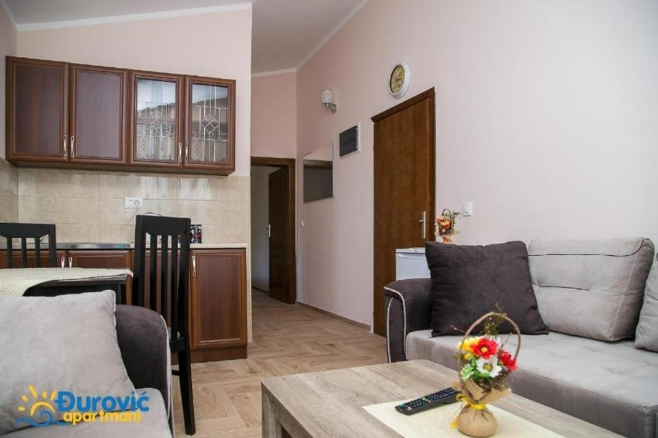 Apartments Djurovic with Pool Bed and Breakfast in Ulcinj Municipality