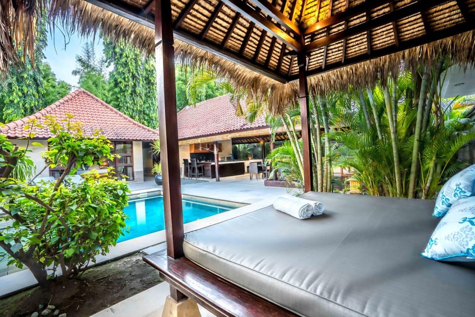 Seating area, Swimming pool, Swimming pool