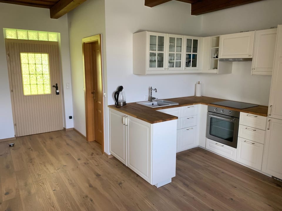 Kitchen or kitchenette, pet friendly, stove