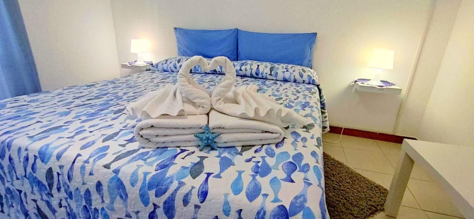 Bed, Photo of the whole room, Decorative detail, Bedroom, towels