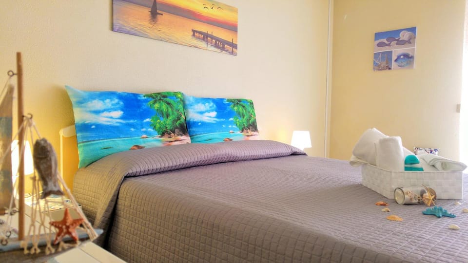 Bed, Photo of the whole room, Bedroom, towels, air conditioner