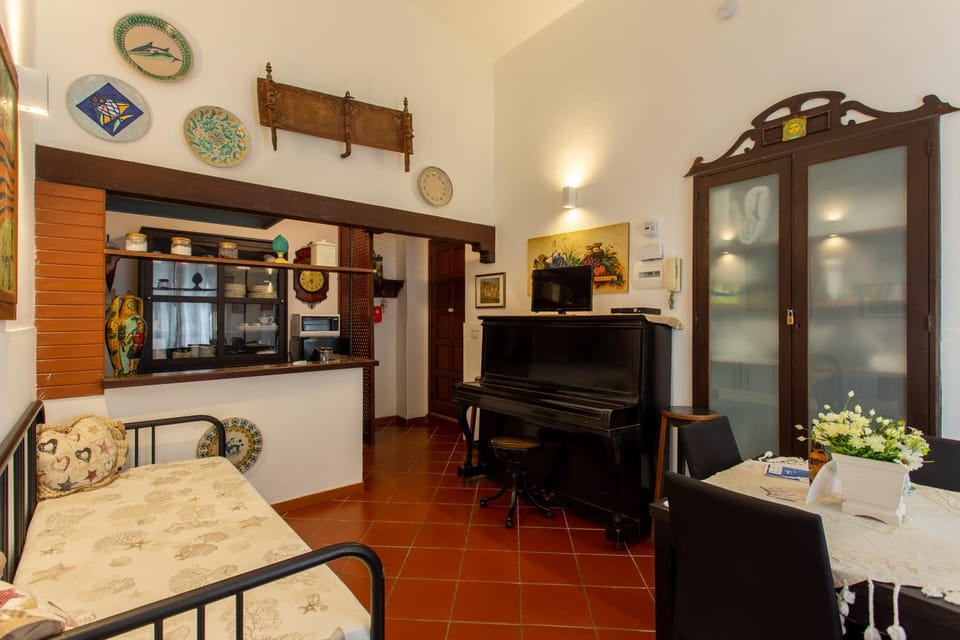 Kitchen or kitchenette, Living room