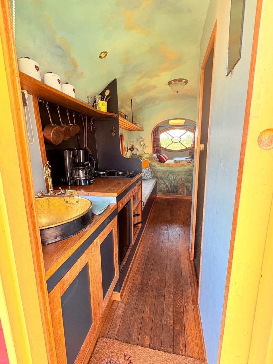 Coffee/tea facilities, Kitchen or kitchenette, stove, kitchen