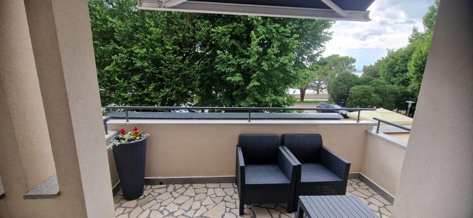 View (from property/room), Balcony/Terrace, Living room, Seating area
