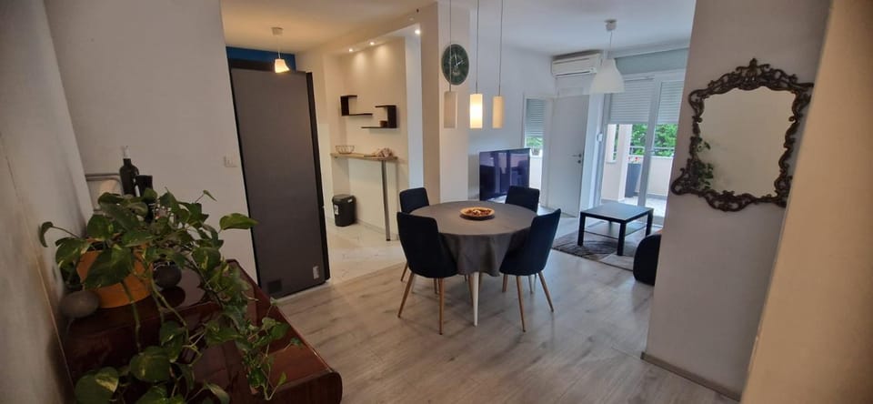 TV and multimedia, Kitchen or kitchenette, Living room, Seating area, Dining area
