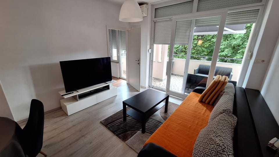 Communal lounge/ TV room, TV and multimedia, Living room, Seating area, Evening entertainment
