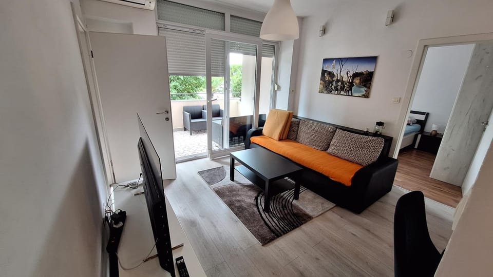 TV and multimedia, Living room, Seating area, air conditioner