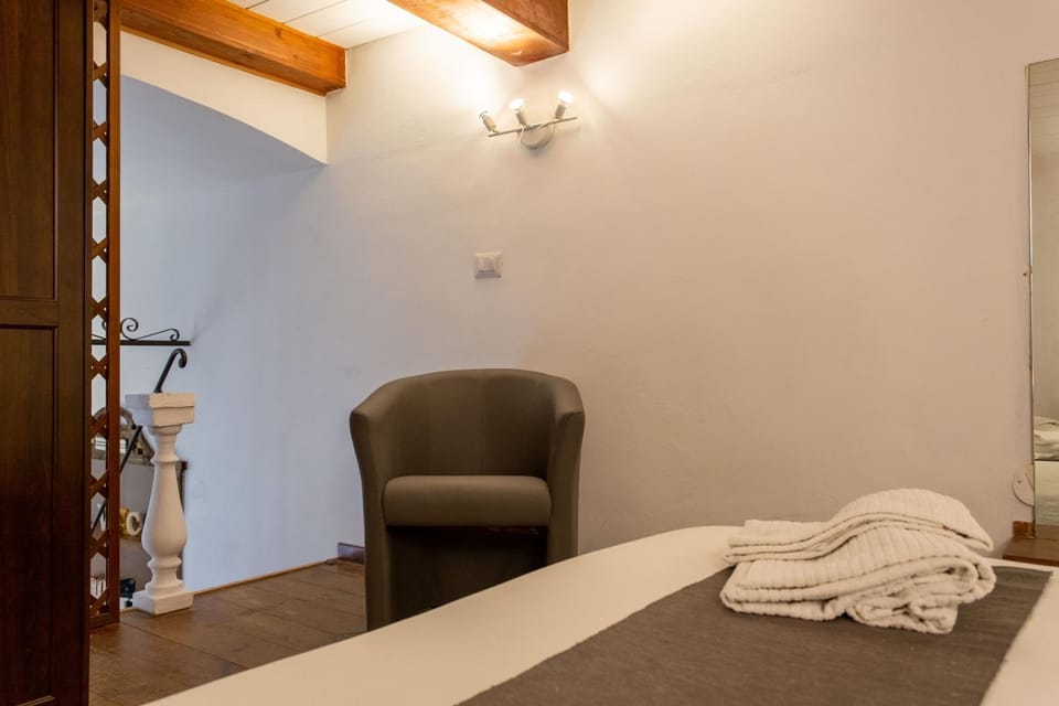 Bedroom, towels