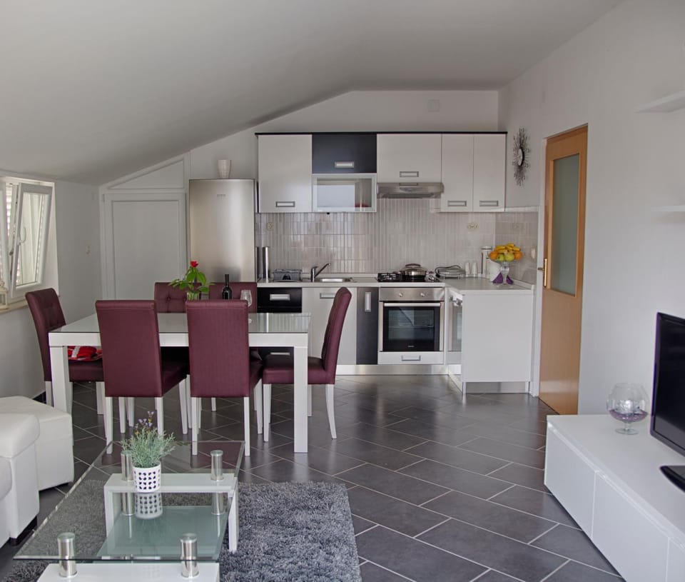 TV and multimedia, Kitchen or kitchenette, Living room