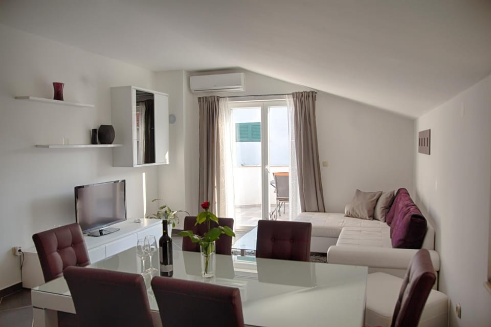 TV and multimedia, Seating area, Dining area