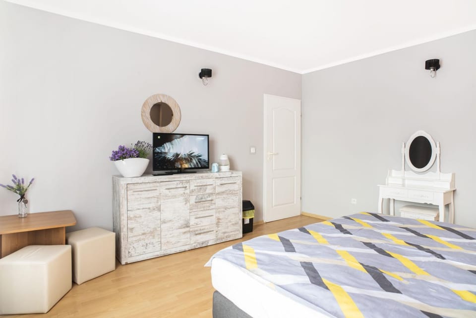 Bed, TV and multimedia, Photo of the whole room, Bedroom