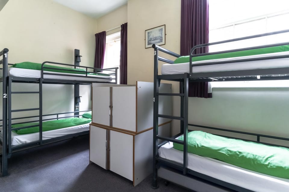 Bedroom, bunk bed