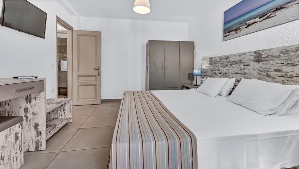 Bed, TV and multimedia, Bedroom, wardrobe