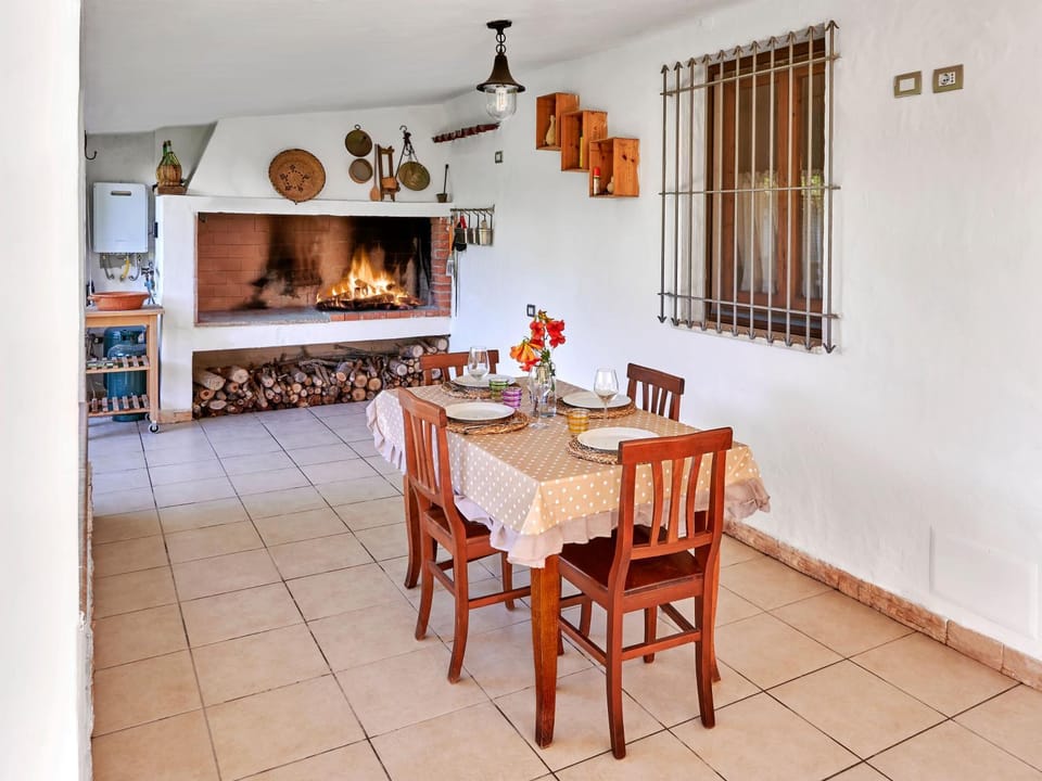 Restaurant/places to eat, Day, BBQ facilities, Area and facilities