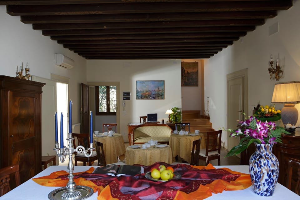 Restaurant/places to eat, Living room