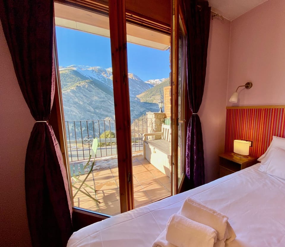 Bed, Balcony/Terrace, Mountain view