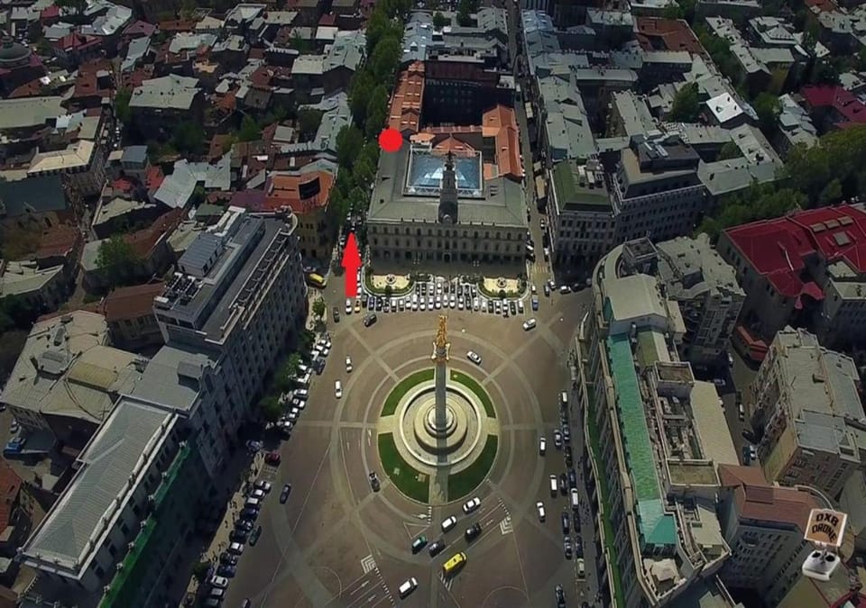 Property building, Facade/entrance, Day, Neighbourhood, Bird's eye view, City view, Street view, Location, Parking