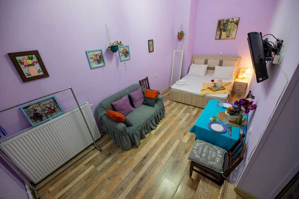 Bed, TV and multimedia, Living room, Photo of the whole room, Seating area, Bedroom
