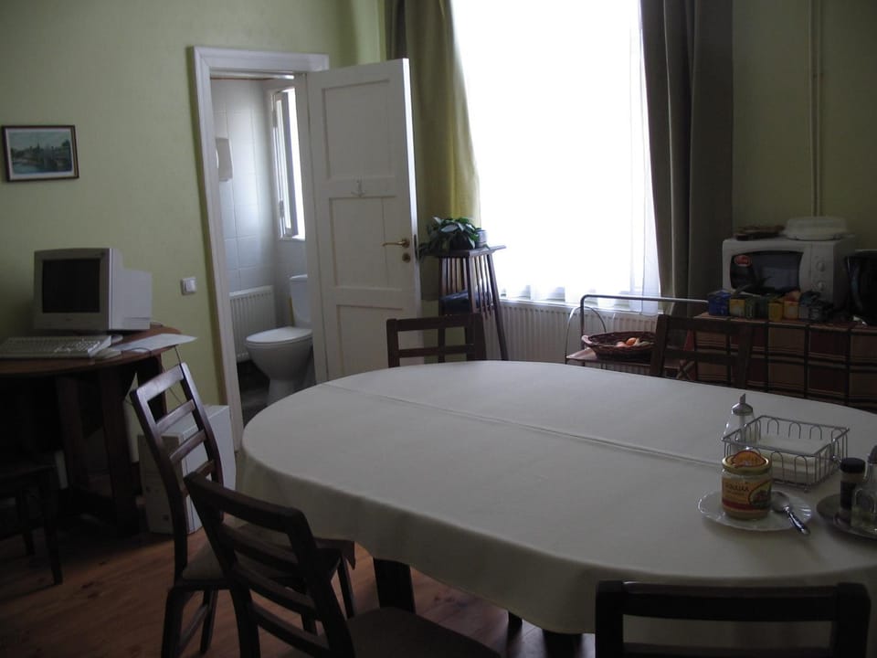 Day, Dining area