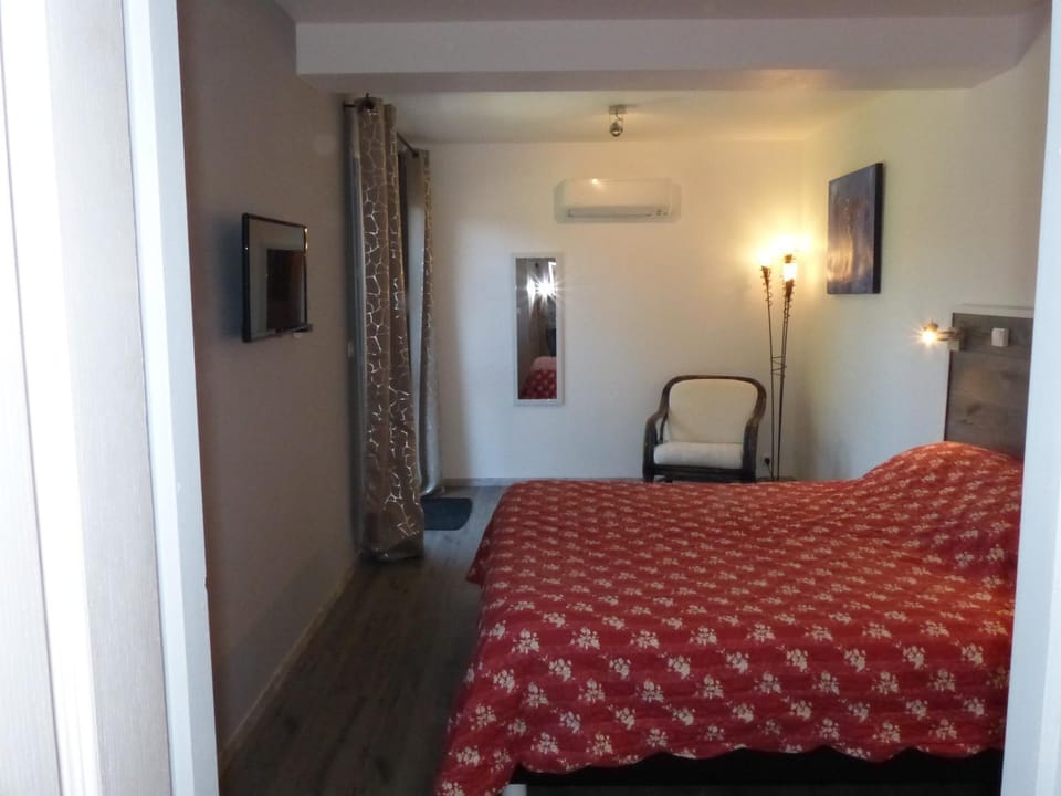 Photo of the whole room, Bedroom