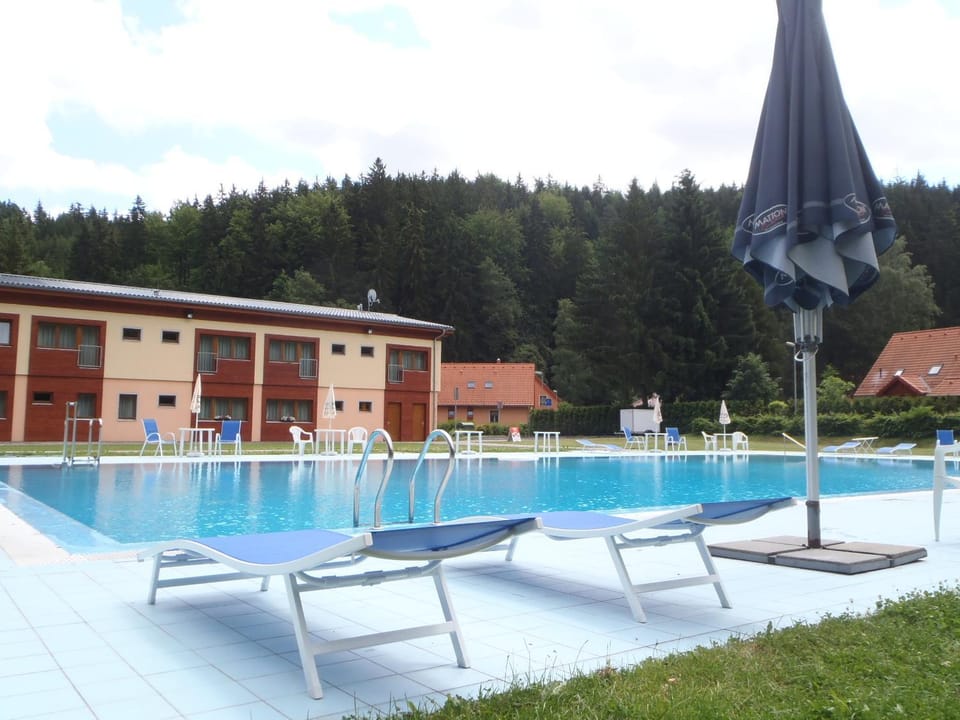 Property building, Day, Swimming pool