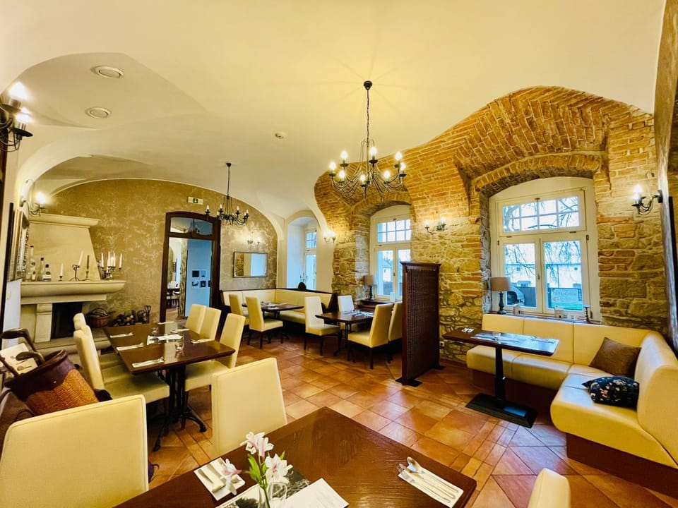 Restaurant/places to eat, Seating area