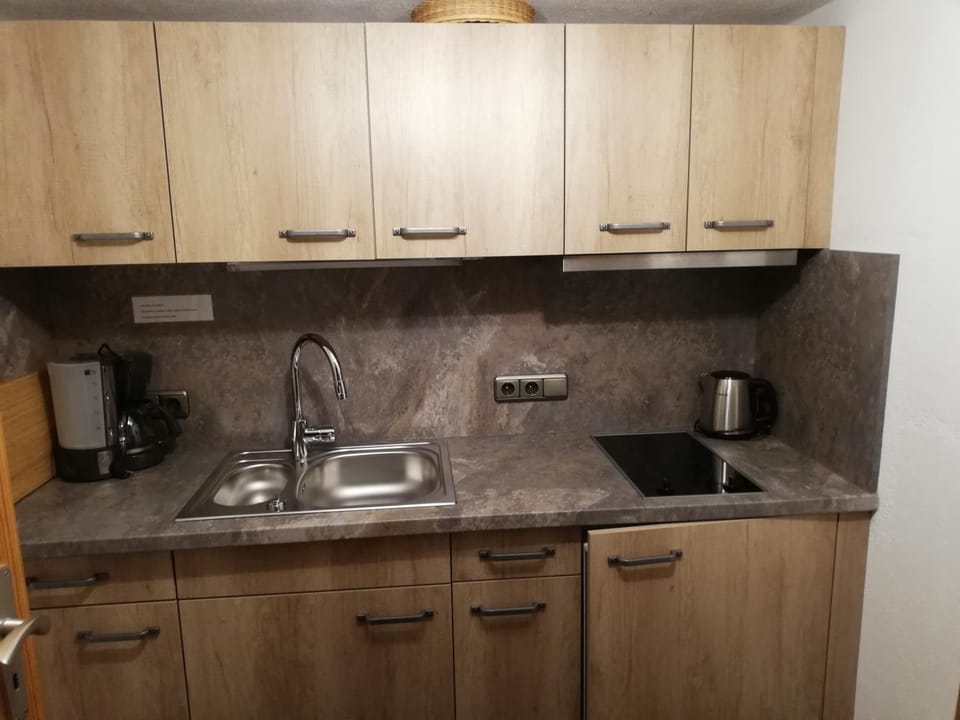 Coffee/tea facilities, Kitchen or kitchenette, stove