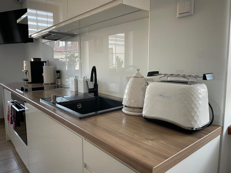 Coffee/tea facilities, Kitchen or kitchenette, oven, stove, kitchen