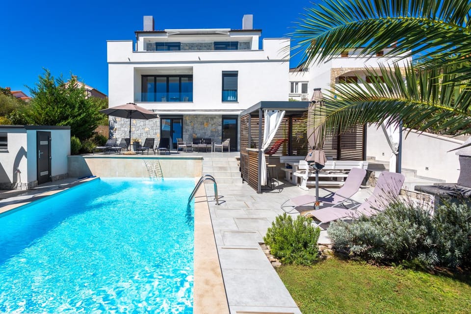 Property building, Garden view, Swimming pool, sunbed