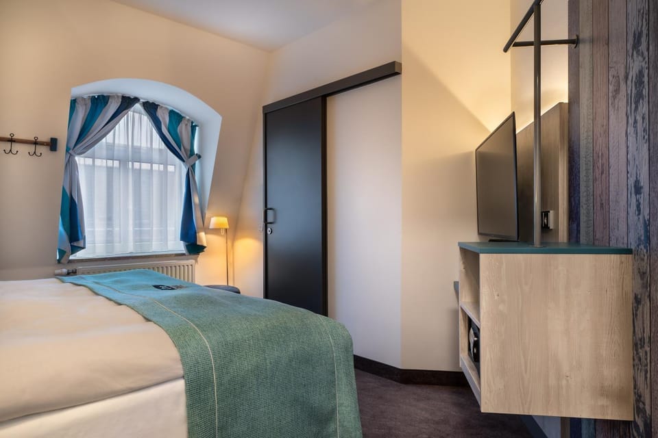 Bed, TV and multimedia, Photo of the whole room, Bedroom