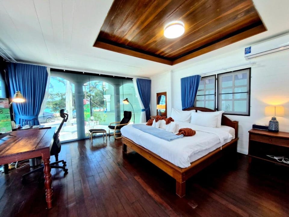 Bed, Photo of the whole room, Seating area, Bedroom, Sea view
