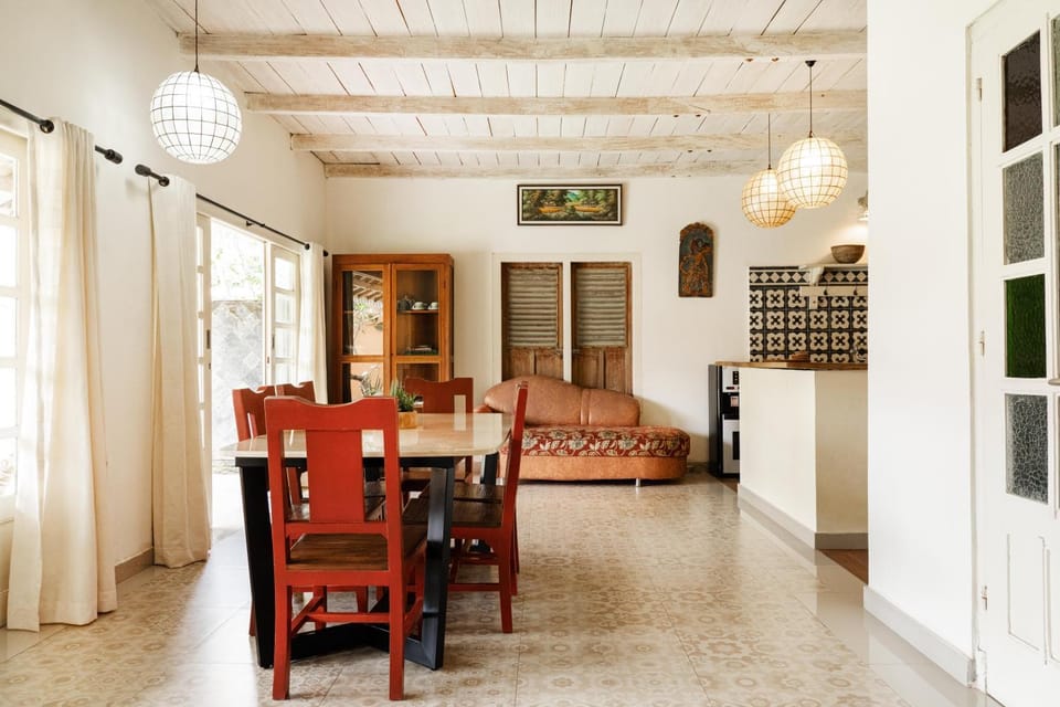 Living room, Lounge or bar, Seating area, Dining area, air conditioner