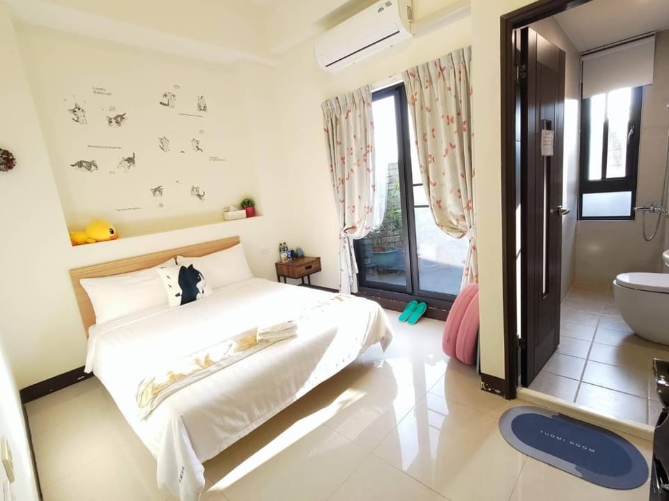 Photo of the whole room, Bedroom
