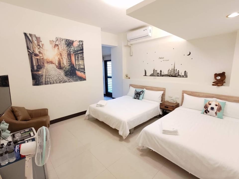 Photo of the whole room, Bedroom