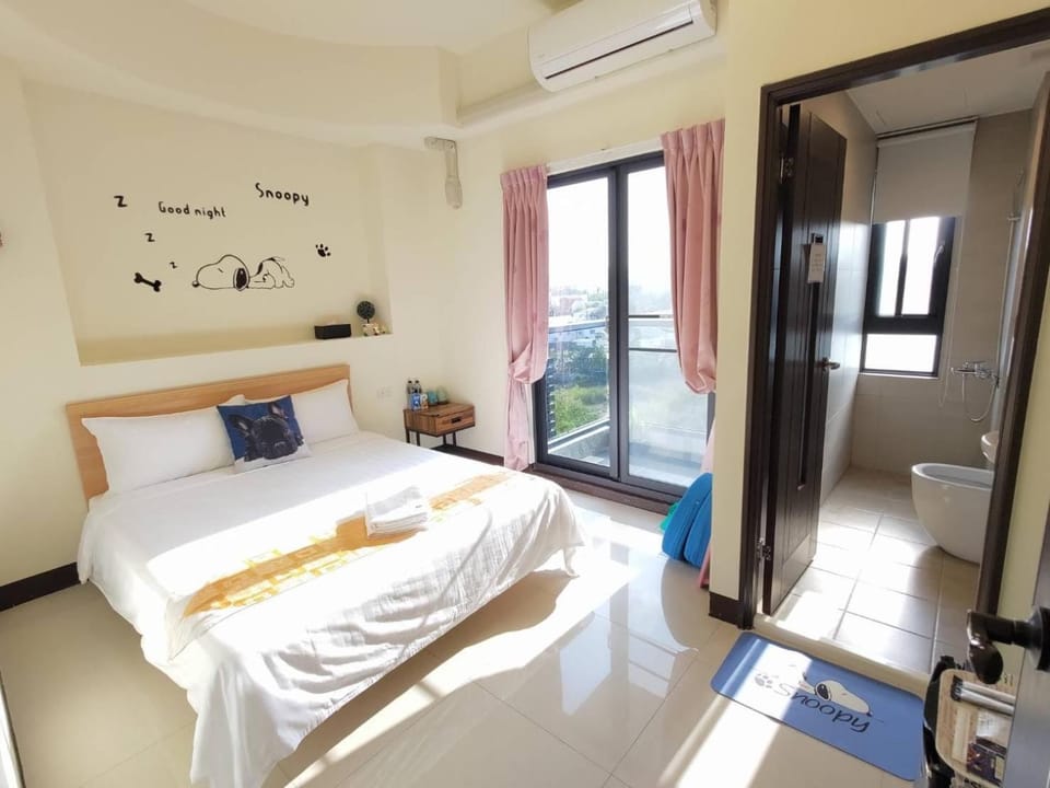 Photo of the whole room, Bedroom
