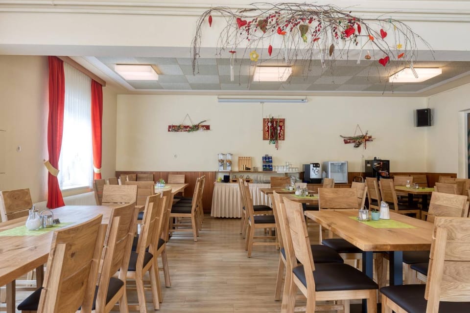 Restaurant/places to eat, Restaurant/places to eat