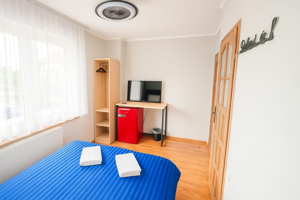 Bed, TV and multimedia, Photo of the whole room, Bedroom, towels