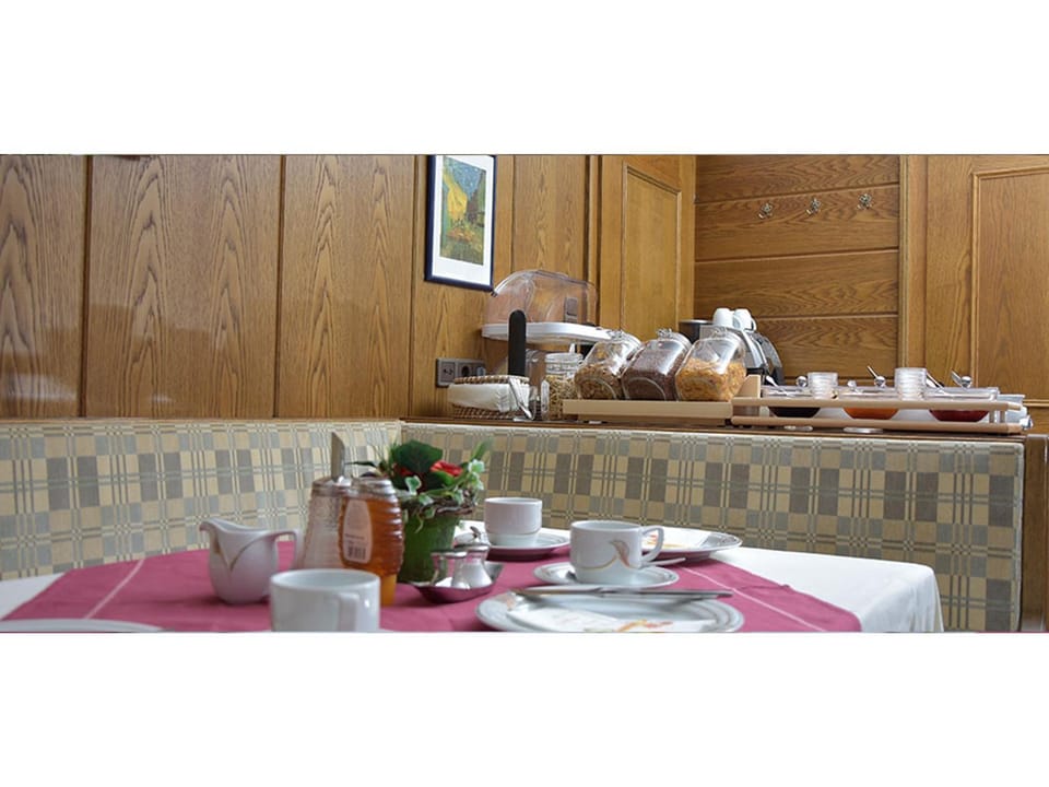Coffee/tea facilities, Food and drinks, Food, Breakfast, Buffet breakfast