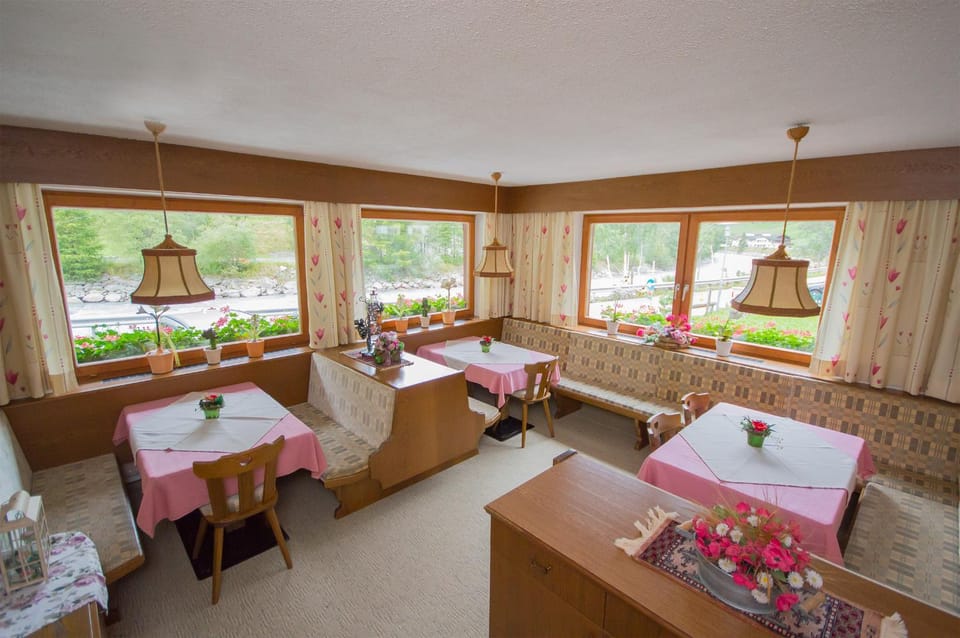Restaurant/places to eat, Dining area